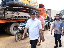 Anwar Hafid Tinjau Jalan Rusak Tompira–Bungku