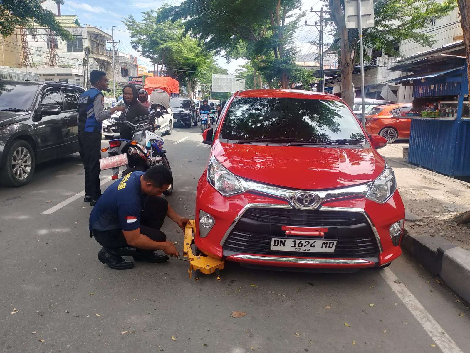 Dishub Palu Siap Tindak Kendaraan Parkir di Trotoar