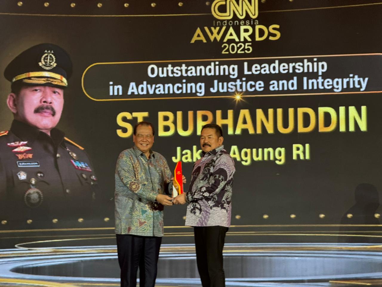 Jaksa Agung ST Burhanuddin Raih Penghargaan CNN Indonesia Awards 2025