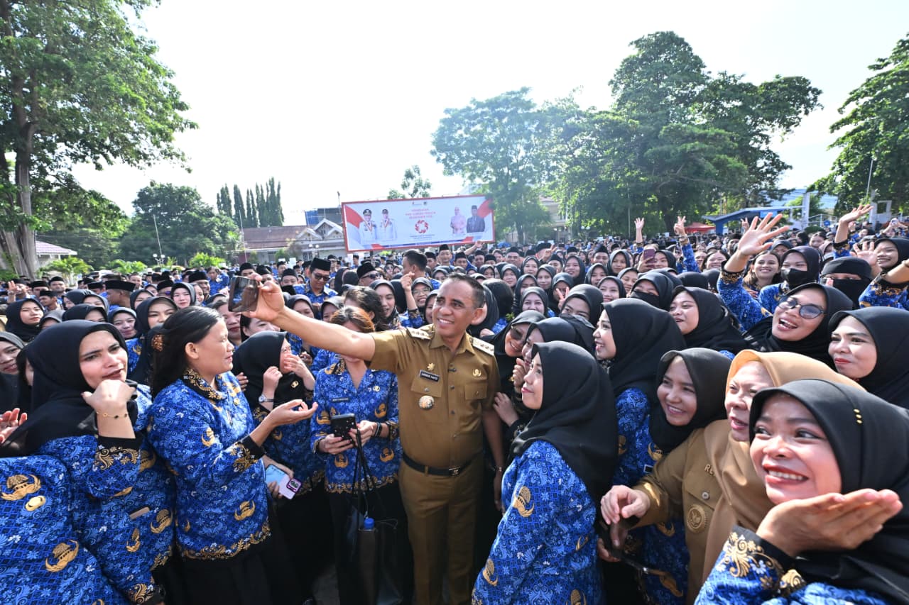 Gubernur Anwar Hafid Serahkan 1.103 SK Pengangkatan PPPK Tahap II
