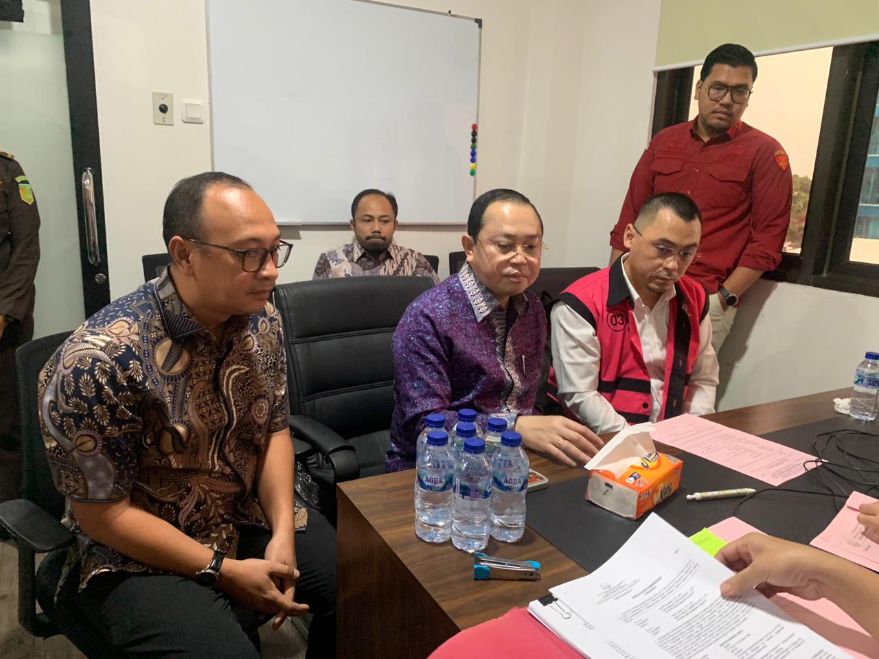 Kejagung Serahkan 8 Tersangka Kasus Korupsi Minyak Mentah Pertamina ke JPU