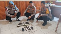 Warga Poso Pesisir Serahkan Amunisi dan Senjata ke Polisi