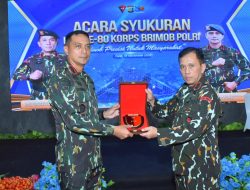Kapolda Sulteng Terima Penghargaan Brimob