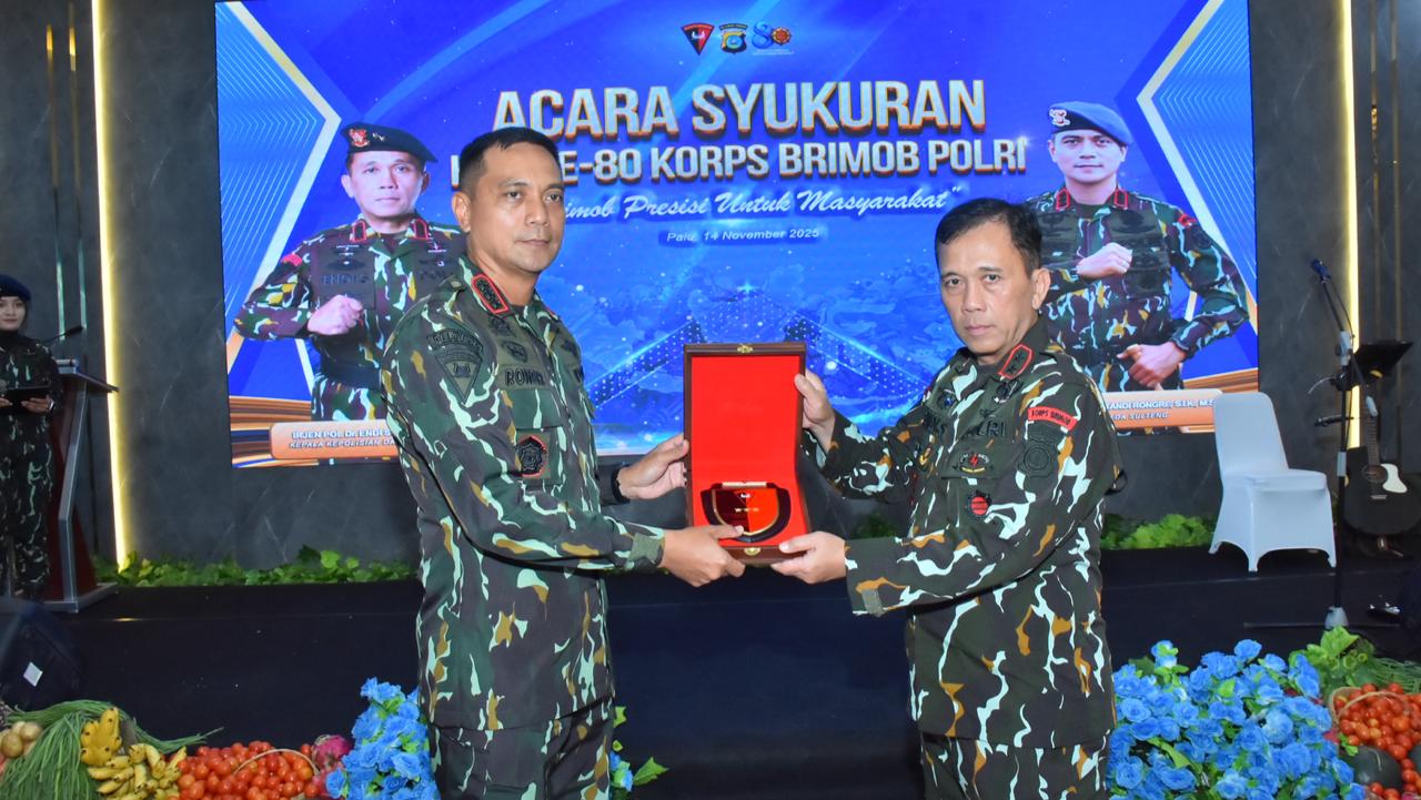 Kapolda Sulteng Terima Penghargaan Brimob