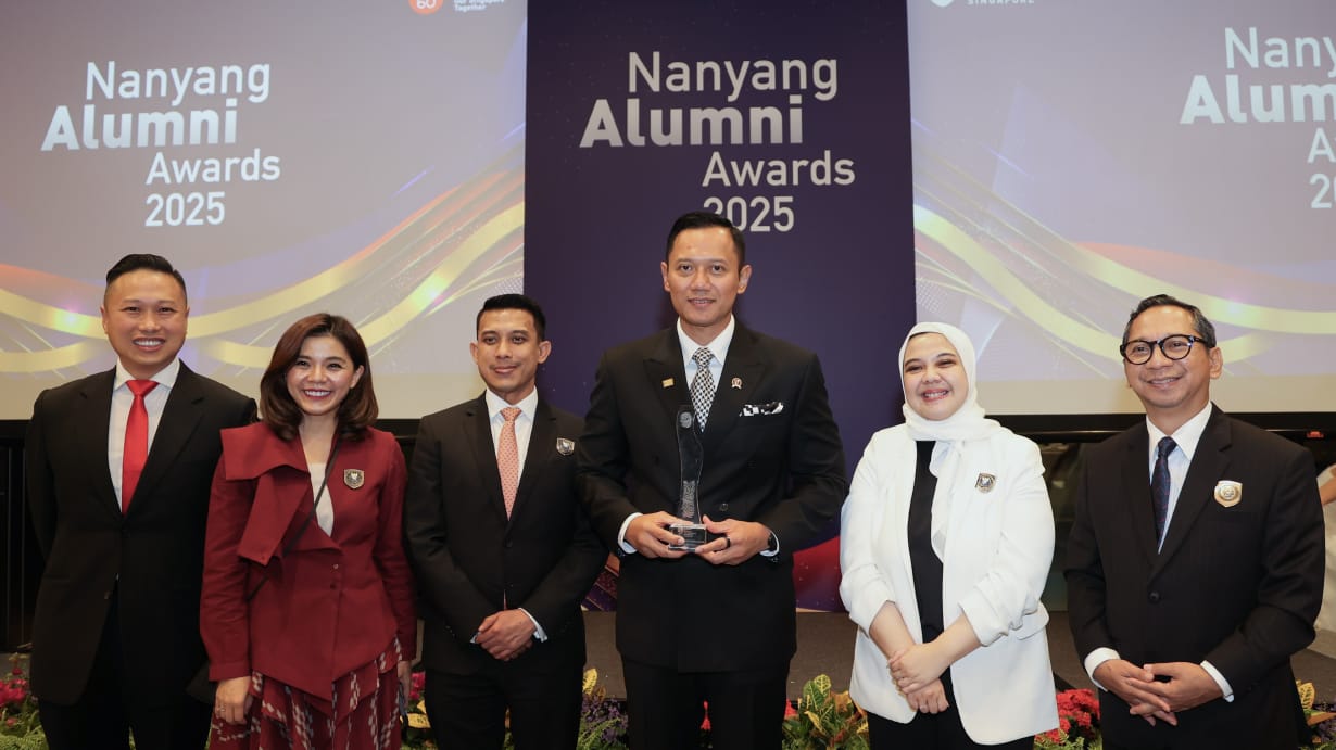 AHY Raih Penghargaan Tertinggi Alumni NTU Singapura
