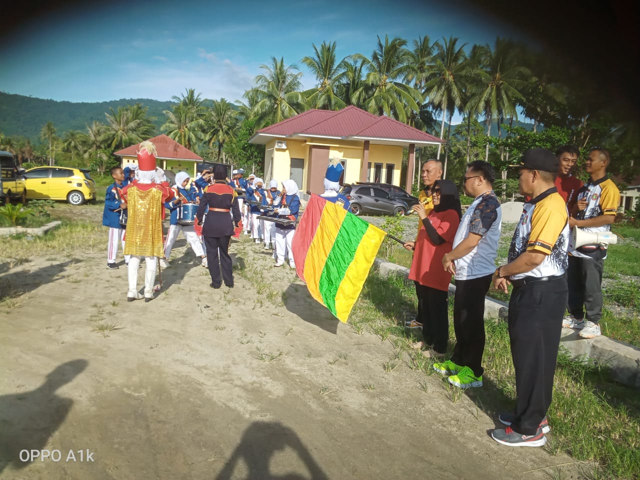 Jalan Santai Meriahkan HUT PGRI dan HGN di Tinombo Selatan