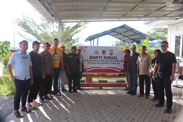 Reserse Polda Sulteng dan Offroader Bagikan Sembako