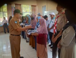 116 Siswa SMAN 1 Tinsel Terima Seragam Gratis