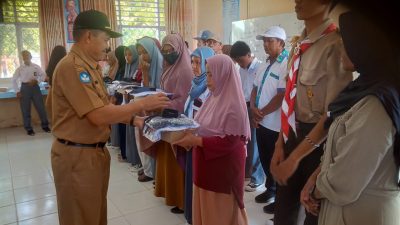 116 Siswa SMAN 1 Tinsel Terima Seragam Gratis