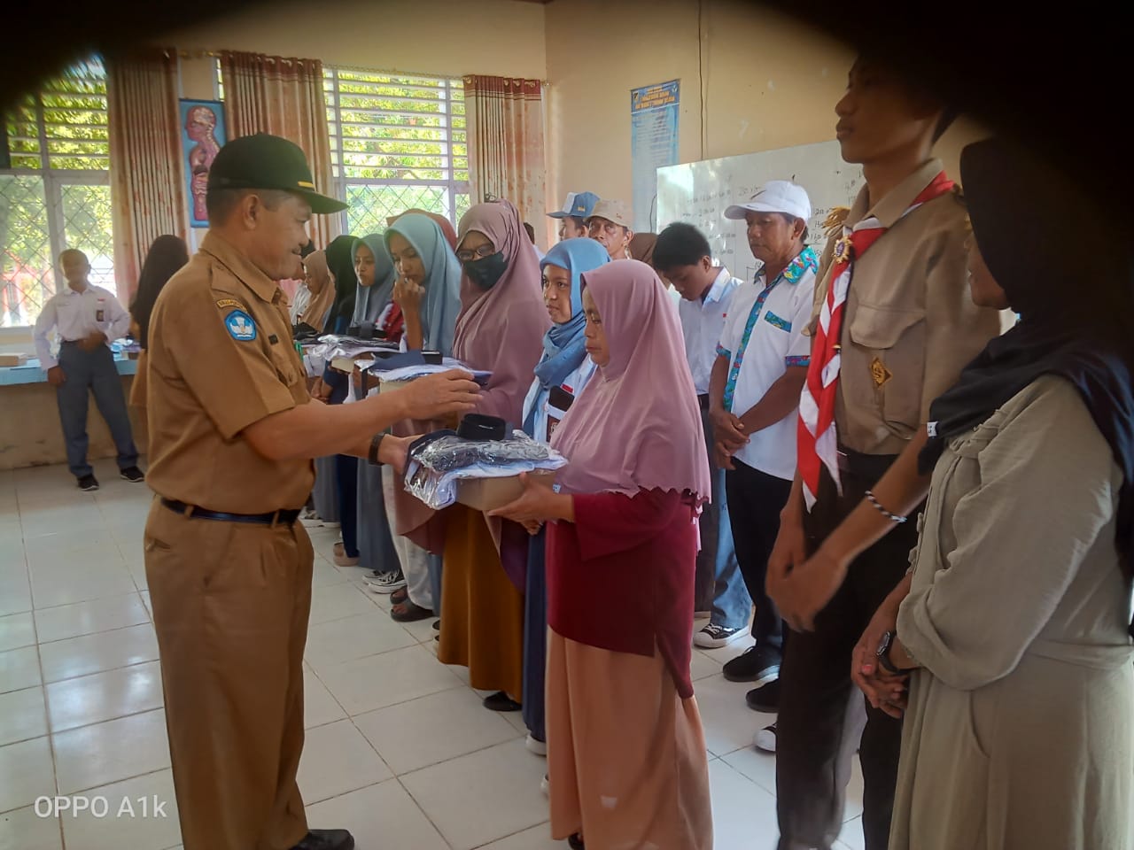 116 Siswa SMAN 1 Tinsel Terima Seragam Gratis