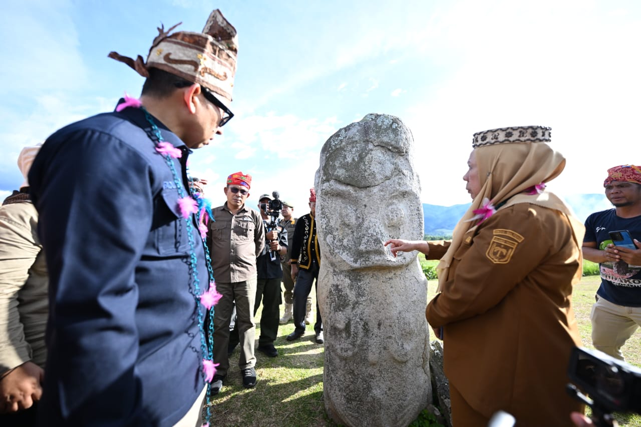 Menteri Kebudayaan Kagumi Megalit Lembah Behoa