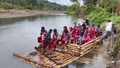 Anak SD di Sojol Bertaruh Nyawa, Komnas HAM Desak Jembatan Bontopangi Segera Dibangun