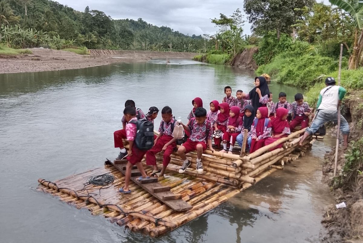 Anak SD di Sojol Bertaruh Nyawa, Komnas HAM Desak Jembatan Bontopangi Segera Dibangun