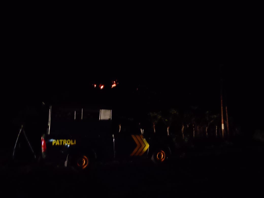 Karhutla Toboli Kembali Mengganas, Kobaran Api di Perbukitan Ue Marongi Terlihat dari Jalan Trans Sulawesi