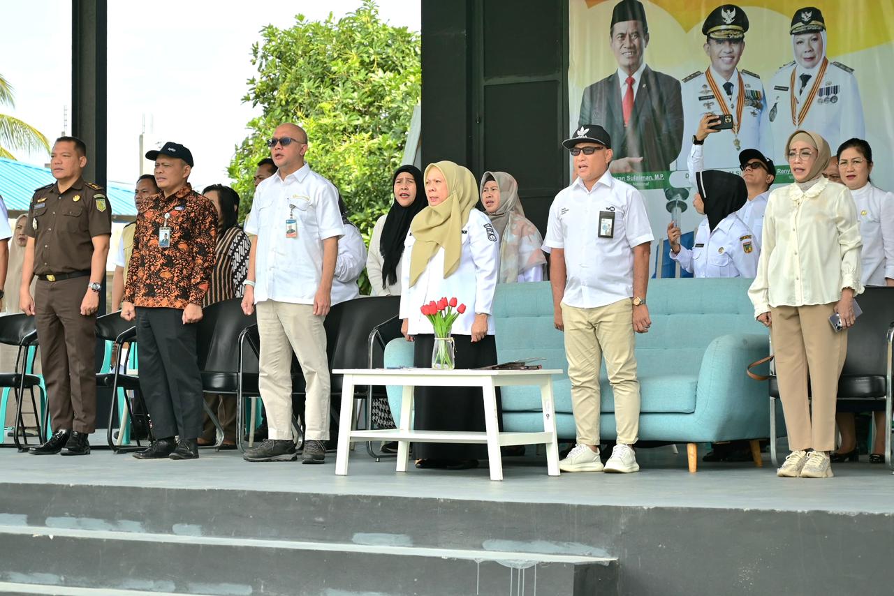 Wagub Reny Serahkan Ratusan Sembako untuk Desa Jauh dari Kota