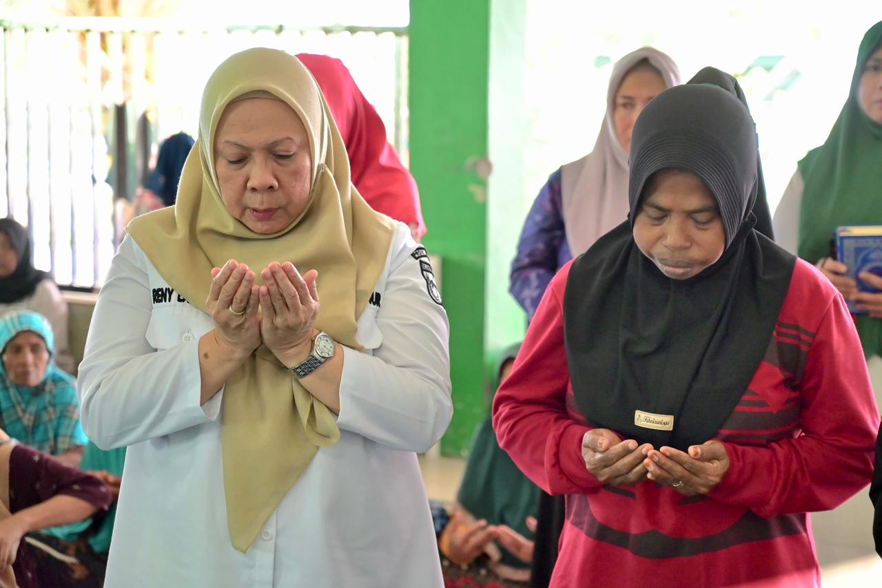 Wagub Reny Serahkan Ratusan Sembako untuk Desa Jauh dari Kota