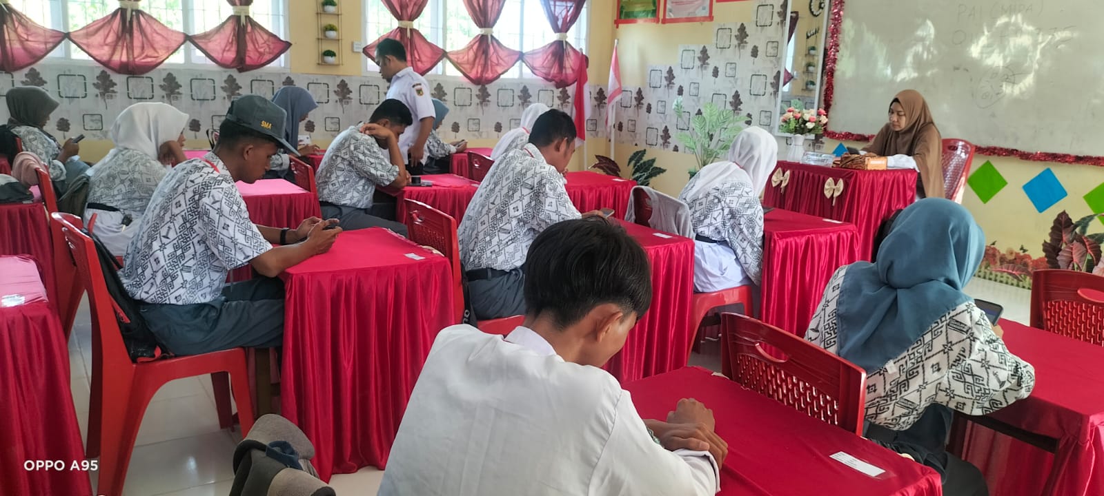Siswa Kelas XII Jalani Ujian Sekolah Dengan Semangat