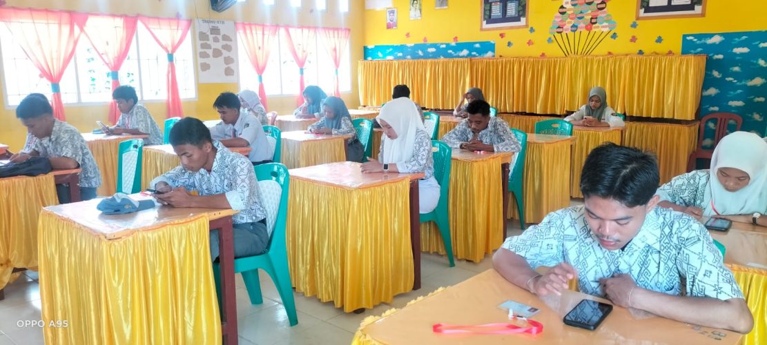 Siswa Kelas XII Jalani Ujian Sekolah Dengan Semangat