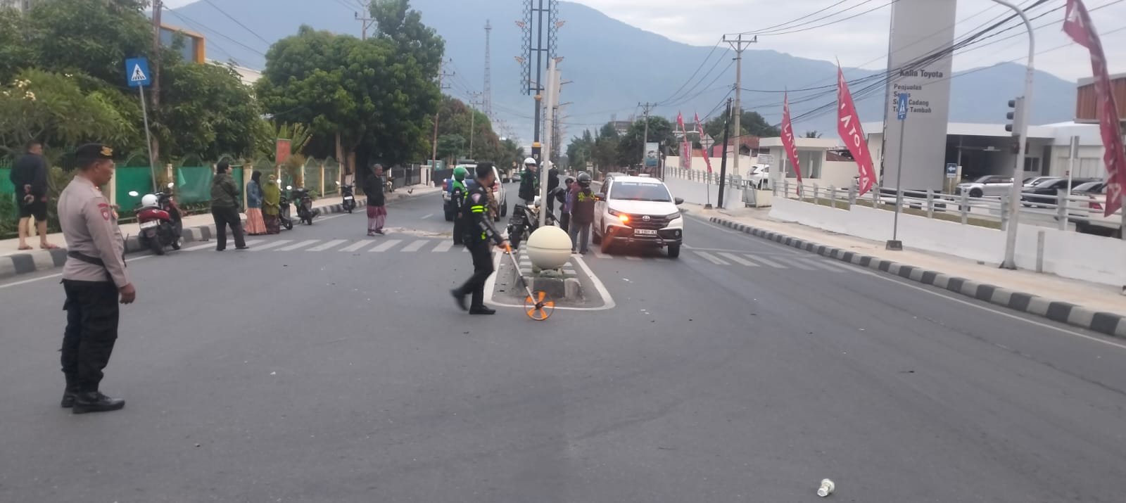 Diduga Terobos Lampu Merah, Pengendara Motor Meninggal di Tempat