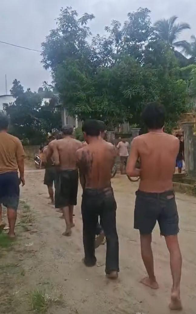 Sanksi Arak Keliling Di terapkan, Warga Posona Atas, Perangi Pencurian dan Narkoba