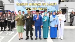 Dari Atas KRI Teluk Kupang, Anwar Hafid Hormati Jasa Pahlawan Laut