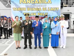 Dari Atas KRI Teluk Kupang, Anwar Hafid Hormati Jasa Pahlawan Laut