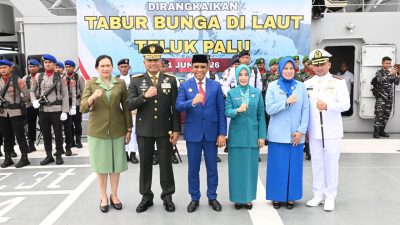 Dari Atas KRI Teluk Kupang, Anwar Hafid Hormati Jasa Pahlawan Laut
