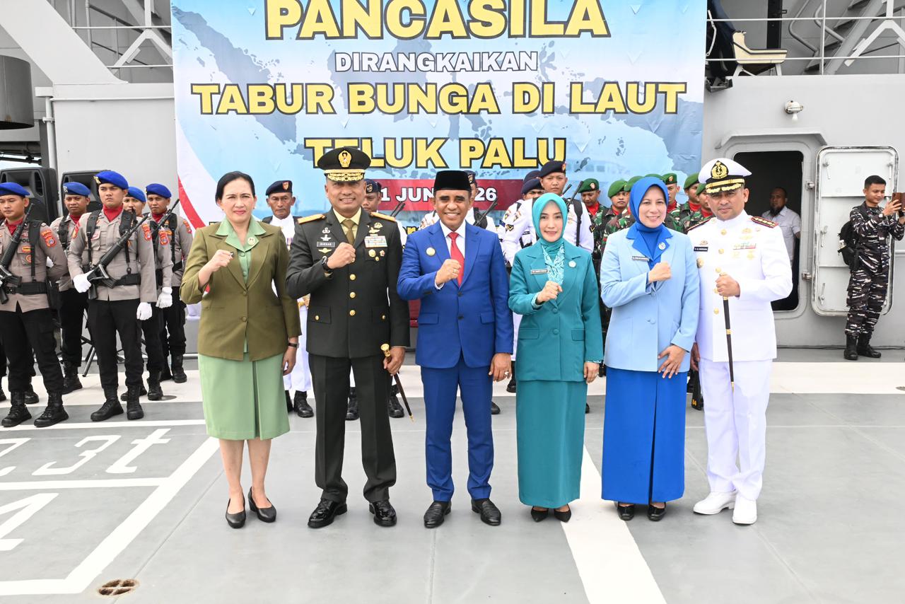 Dari Atas KRI Teluk Kupang, Anwar Hafid Hormati Jasa Pahlawan Laut