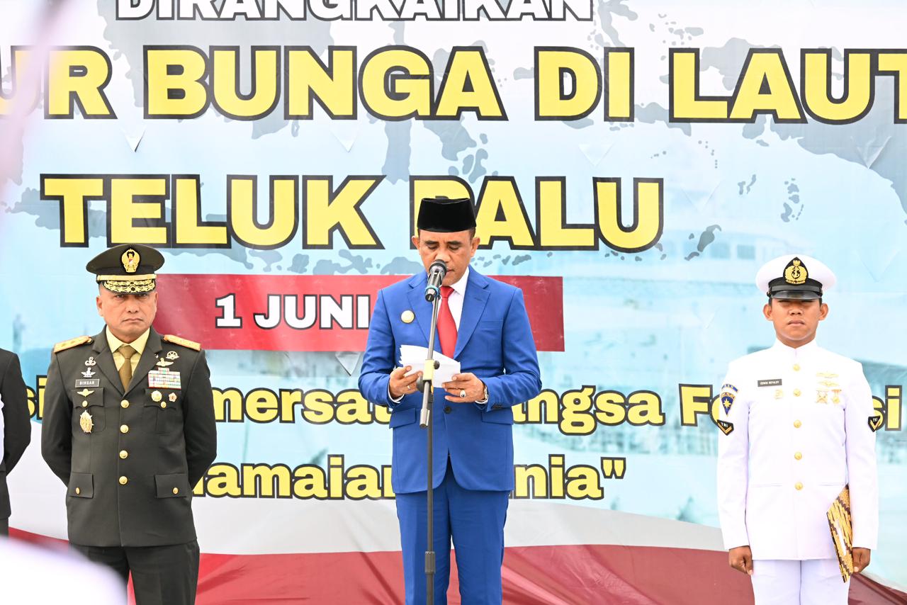 Dari Atas KRI Teluk Kupang, Anwar Hafid Hormati Jasa Pahlawan Laut