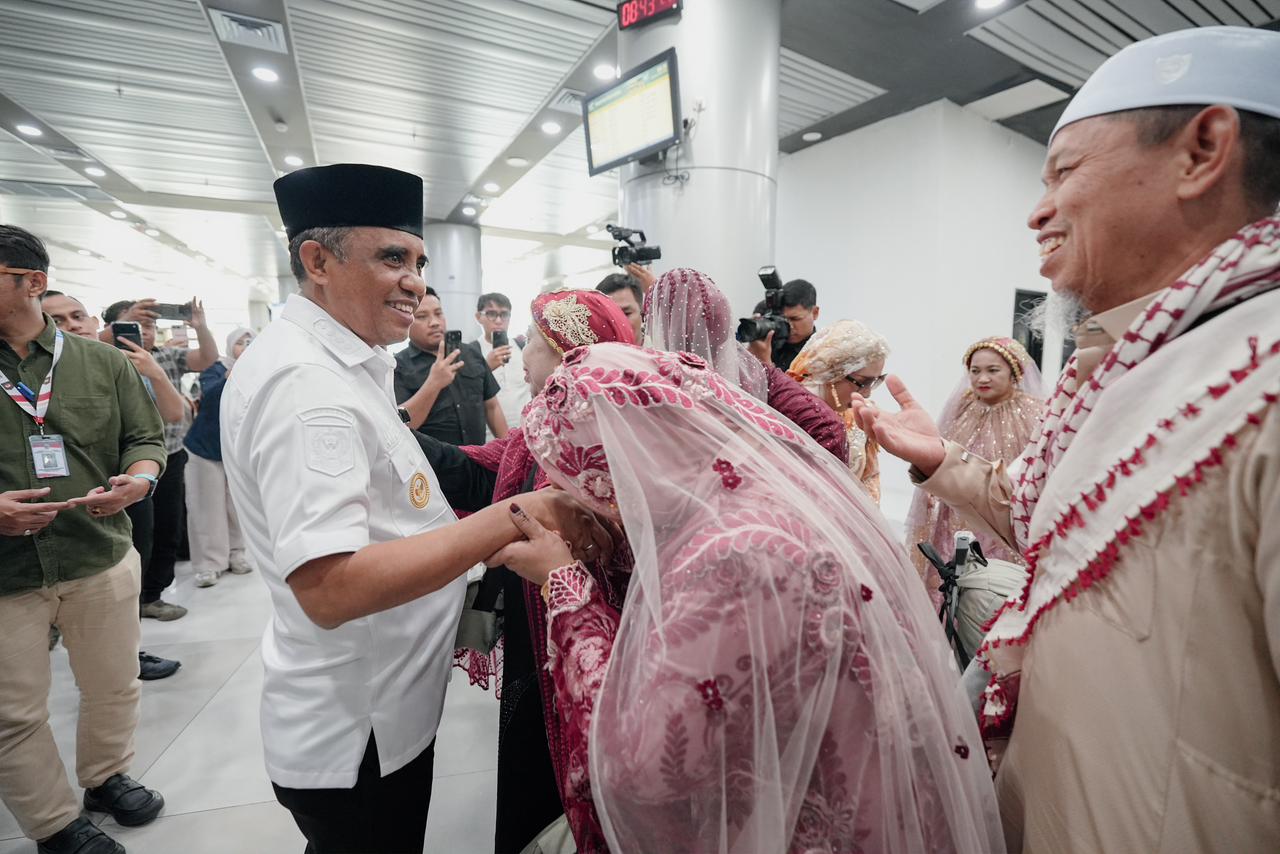 Tinggalkan Agenda Lain, Anwar Hafid Pilih Menjemput Jamaah Haji di Bandara