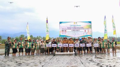 Bupati Parigi Moutong Pimpin Tanam Padi Perdana Pertanian Modern