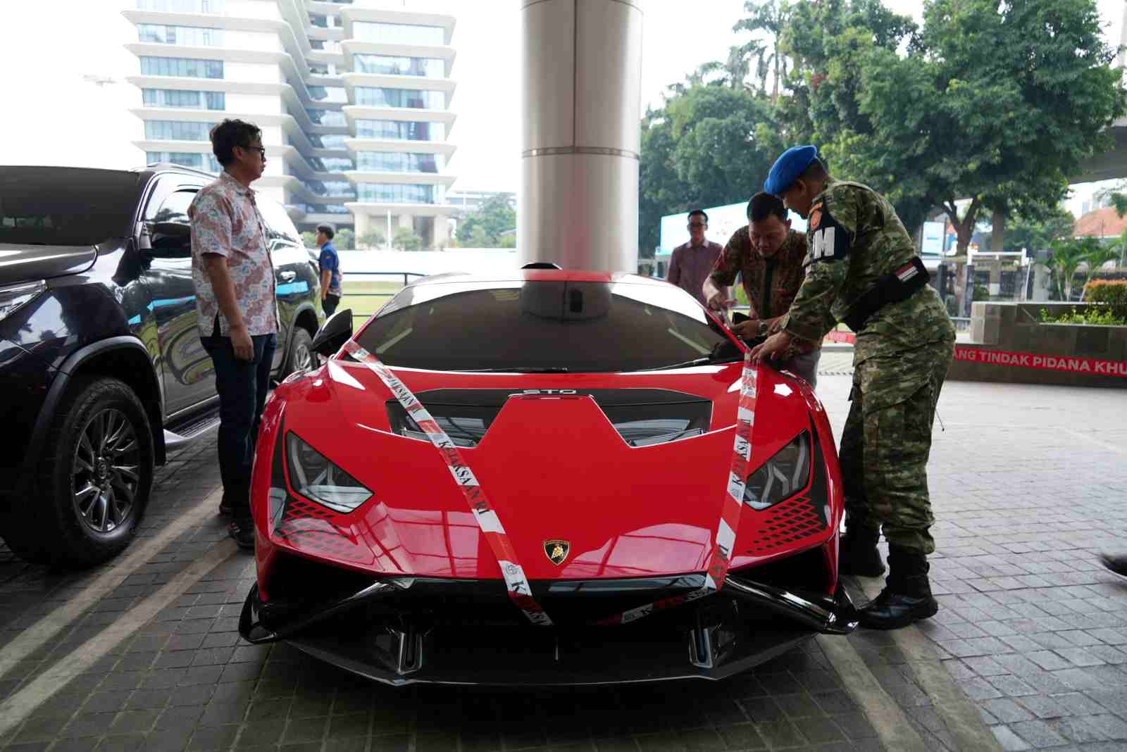 Mobil Mewah hingga Alat Berat Disita Kejagung dari Tersangka Aseng