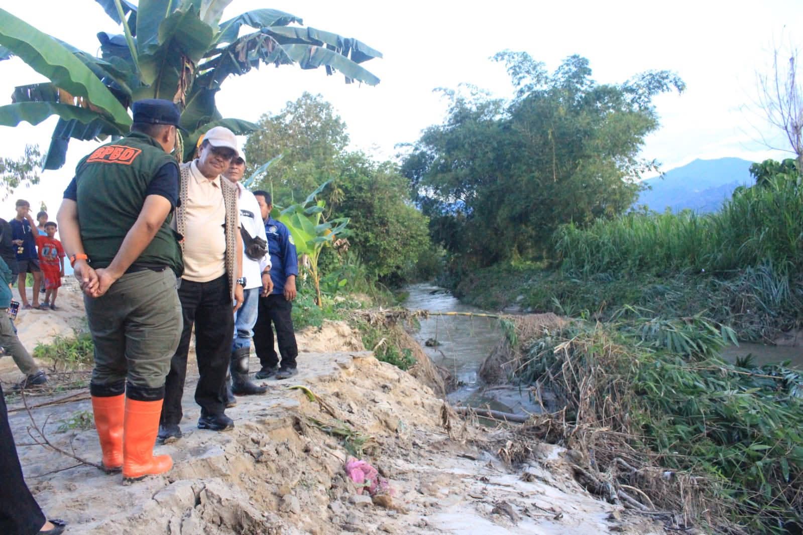 Foto Abdul Said Saat Meninjau Areal Persawahan Di Purwosari Pasca Banjir/ Ist
