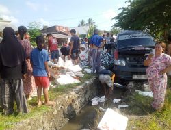 Pickup Muatan Bandeng, Terbalik di Siney Tengah