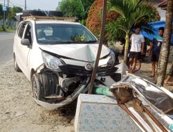 Mini Bus Tabrak Tiang Konter di Silampayang, Sopir dan Penumpang Selamat