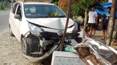 Mini Bus Tabrak Tiang Konter di Silampayang, Sopir dan Penumpang Selamat