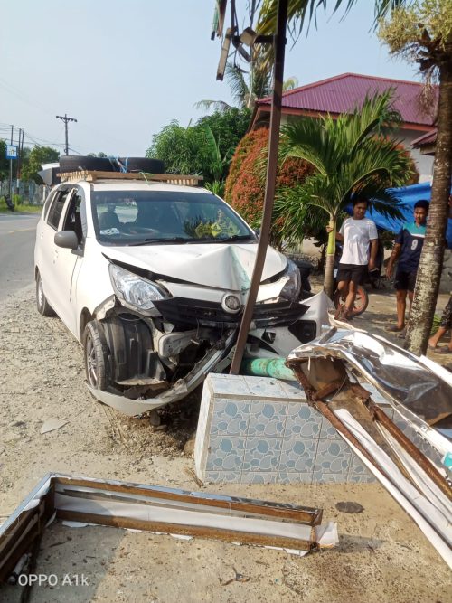 Mini Bus Tabrak Tiang Konter di Silampayang, Sopir dan Penumpang Selamat